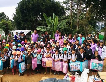JCK 国际（大众）有限公司向泰北清莱府边境巡逻警察开办的小学校募款捐赠教学器材。
